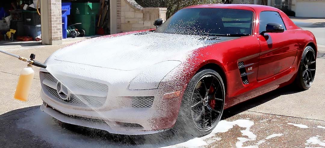 سيارة مرسيدس يتم غسلها