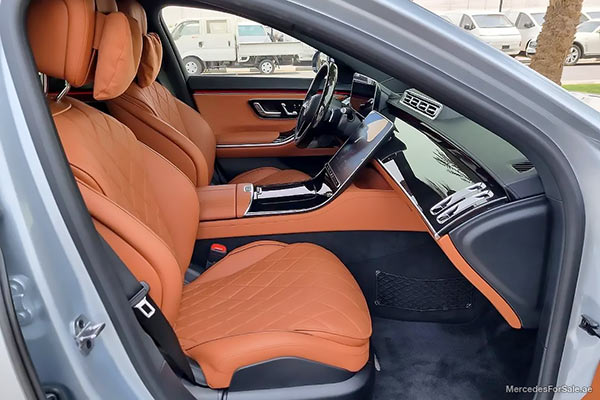 سيارة مرسيدس s500 لونها فضي