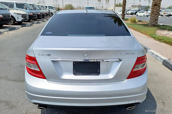 سيارة مرسيدس c250 لونها فضي