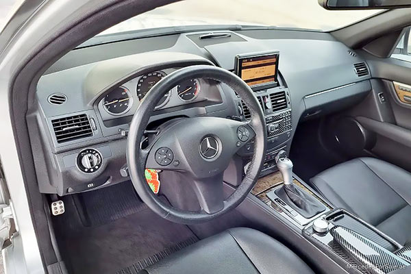 سيارة مرسيدس c250 لونها فضي