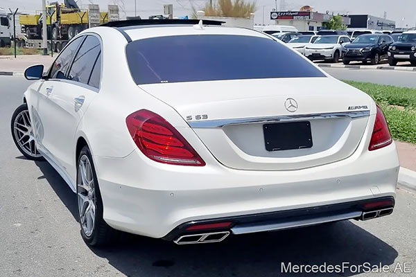 سيارة مرسيدس s550 لونها ابيض