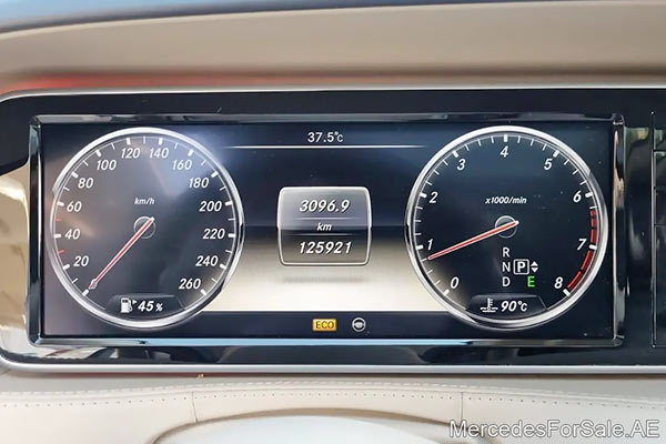 سيارة مرسيدس s550 لونها ابيض