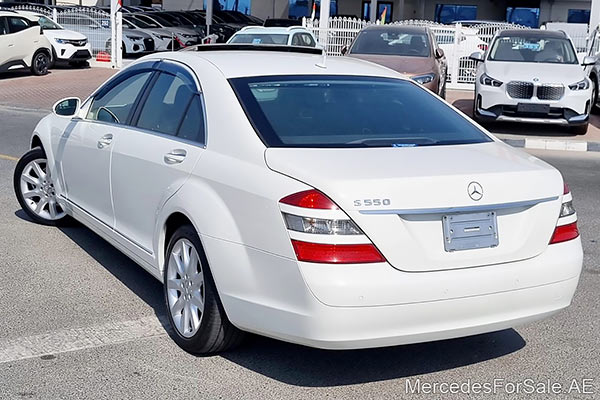 سيارة مرسيدس s350 لونها ابيض