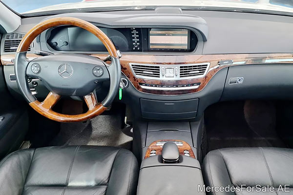 سيارة مرسيدس s350 لونها ابيض