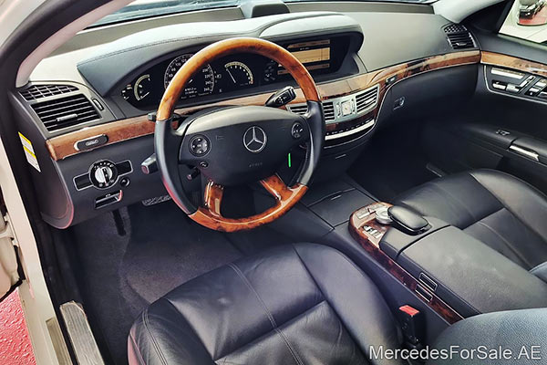 سيارة مرسيدس s350 لونها ابيض