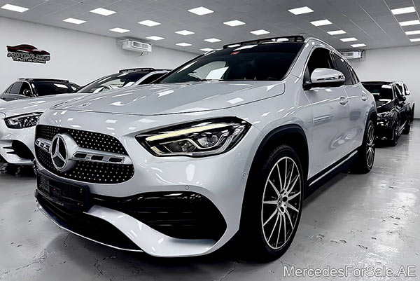 سيارة مرسيدس gla200 لونها فضي