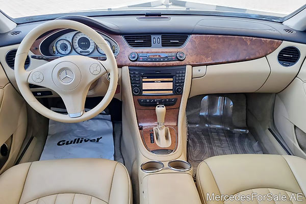 سيارة مرسيدس cls350 لونها أسود