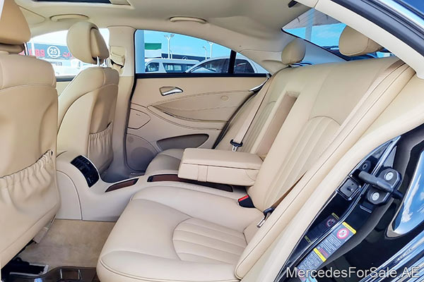 سيارة مرسيدس cls350 لونها أسود