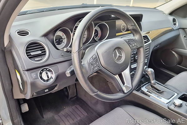 سيارة مرسيدس c350 لونها فضي