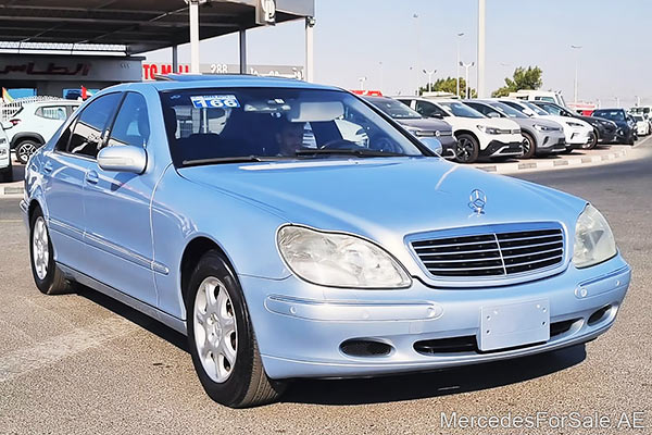 سيارة مرسيدس s500 لونها فضي