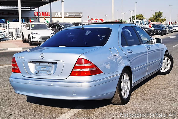 سيارة مرسيدس s500 لونها فضي