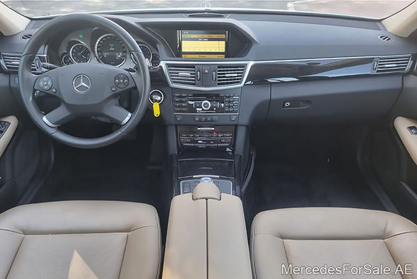 سيارة مرسيدس e350 لونها ابيض