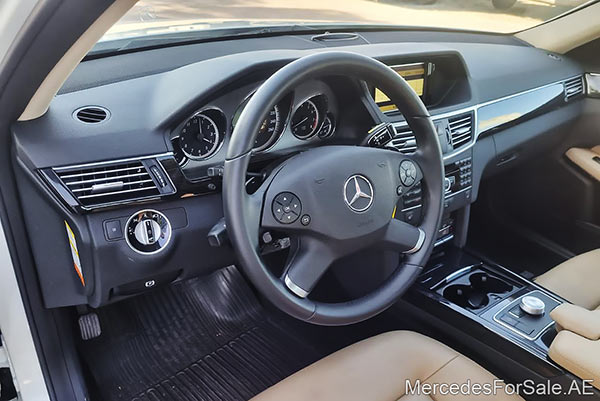 سيارة مرسيدس e350 لونها ابيض