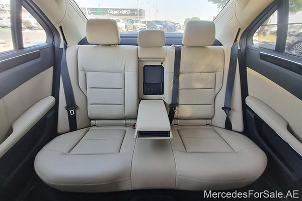 سيارة مرسيدس e350 لونها ابيض