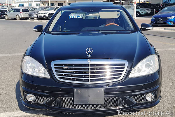 سيارة مرسيدس s550 لونها أسود