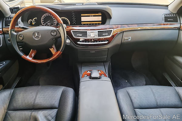 سيارة مرسيدس s550 لونها أسود