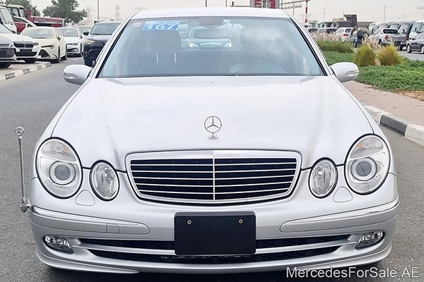 سيارة مرسيدس e350 لونها فضي