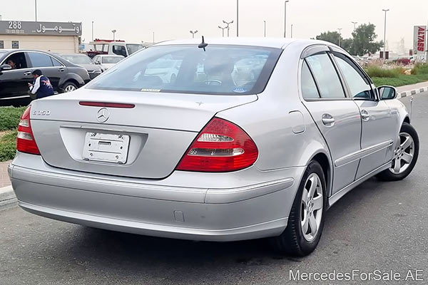 سيارة مرسيدس e350 لونها فضي