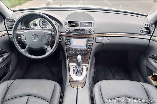 سيارة مرسيدس e350 لونها فضي