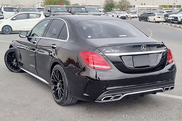 سيارة مرسيدس c63 لونها ابيض