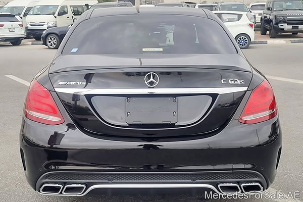 سيارة مرسيدس c63 لونها ابيض