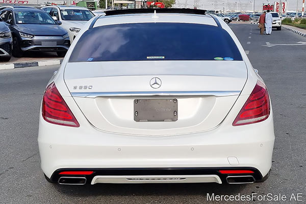 سيارة مرسيدس s550 لونها ابيض