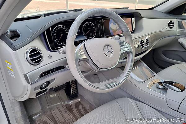 سيارة مرسيدس s550 لونها ابيض