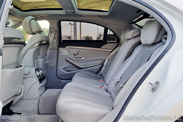 سيارة مرسيدس s550 لونها ابيض