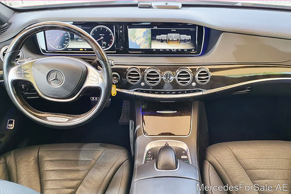 سيارة مرسيدس s550 لونها ابيض