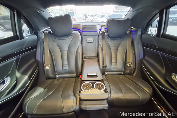 سيارة مرسيدس s550 لونها ابيض