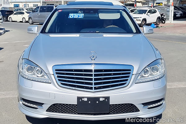 سيارة مرسيدس s350 لونها فضي