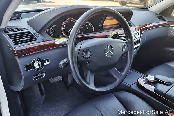 سيارة مرسيدس s350 لونها ابيض