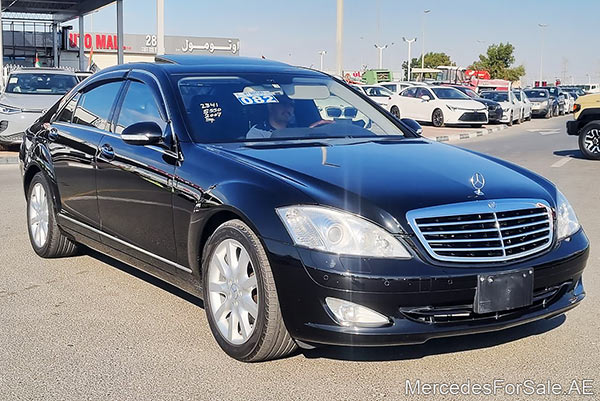 سيارة مرسيدس s550 لونها أسود