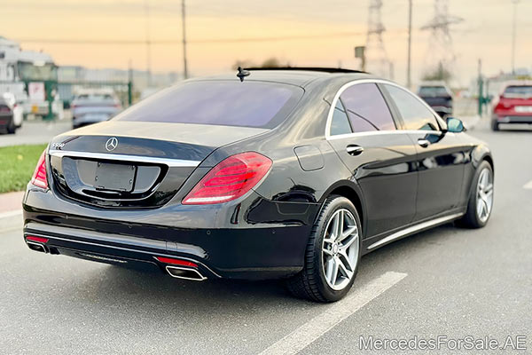 سيارة مرسيدس s550 لونها أسود