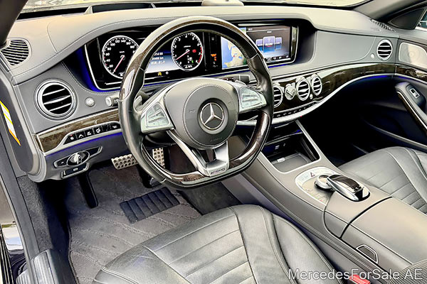 سيارة مرسيدس s550 لونها أسود