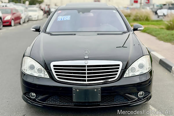 سيارة مرسيدس s550 مستعملة موديل 2007 لونها أسود