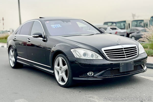 سيارة مرسيدس s550 لونها أسود