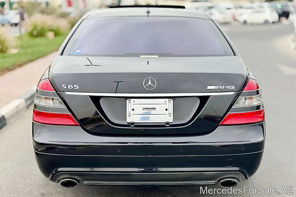 سيارة مرسيدس s550 لونها أسود