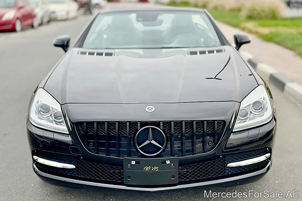 سيارة مرسيدس slk300 لونها أسود