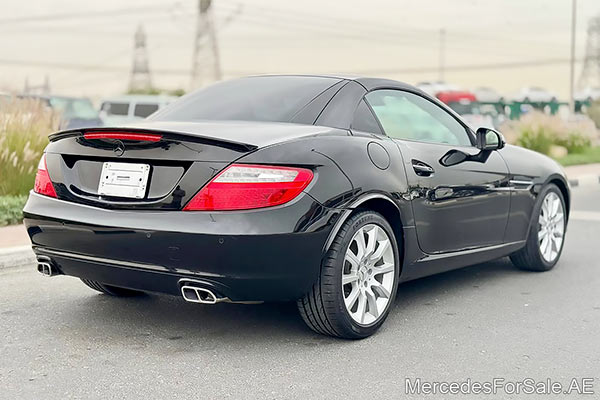 سيارة مرسيدس slk300 لونها أسود