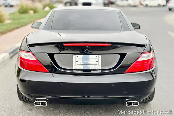 سيارة مرسيدس slk300 لونها أسود