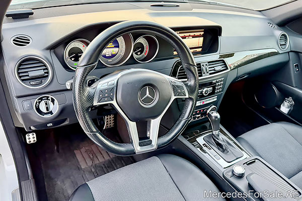 سيارة مرسيدس c350 لونها ابيض