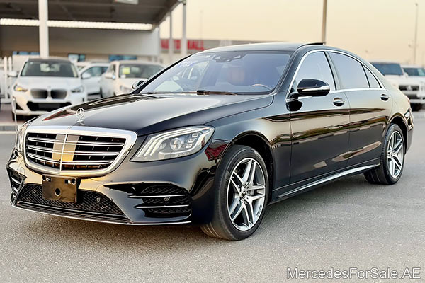 سيارة مرسيدس s560 لونها أسود