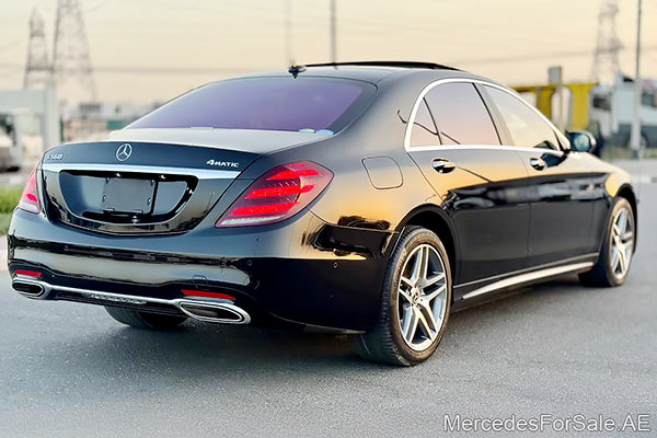 سيارة مرسيدس s560 لونها أسود