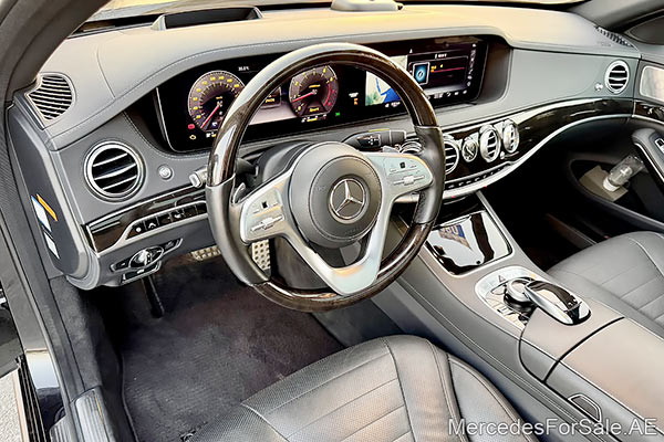 سيارة مرسيدس s560 لونها أسود