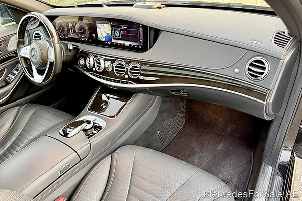 سيارة مرسيدس s560 لونها أسود