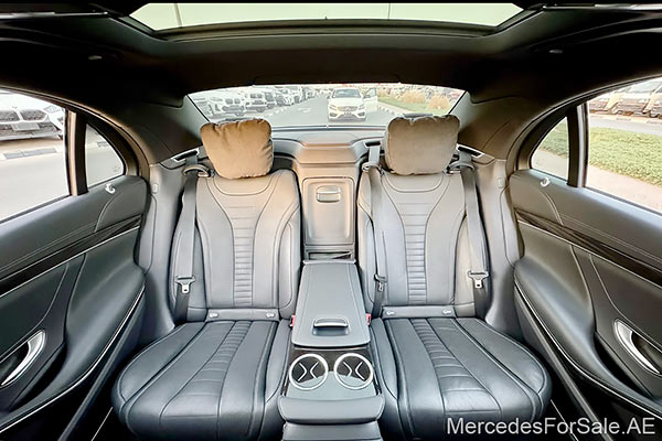 سيارة مرسيدس s560 لونها أسود