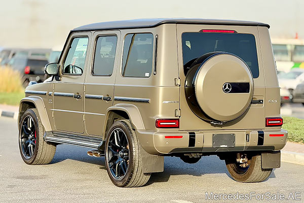 سيارة مرسيدس g63 لونها ذهبي