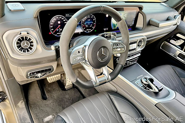 سيارة مرسيدس g63 لونها ذهبي