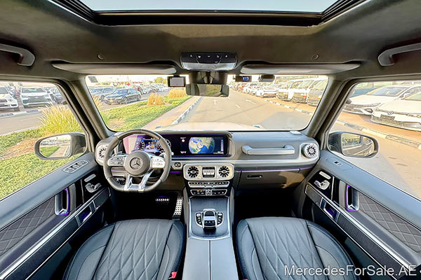 سيارة مرسيدس g63 لونها ذهبي